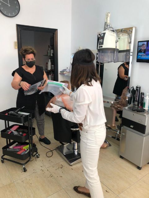El Ayuntamiento de Puerto Lumbreras comienza a repartir pantallas de autoprotección a peluquerías y centros de estética que reinician su actividad - 4, Foto 4