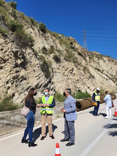 Fomento invierte más de 454.000 euros en la protección de los taludes de la carretera del Salto de la Novia en Ojós - 1, Foto 1