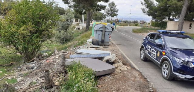 La Policía Local de Lorca identifica a una persona que se encontraba arrojando enseres y deshechos en la vía pública junto unos contenedores de basura en la carretera de Águilas - 1, Foto 1