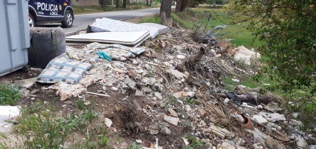La Policía Local de Lorca identifica a una persona que se encontraba arrojando enseres y deshechos en la vía pública junto unos contenedores de basura en la carretera de Águilas - 2, Foto 2