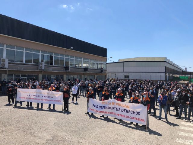 Los trabajadores de Repsol Petróleo muestran su rechazo a la política laboral de la compañía - 1, Foto 1