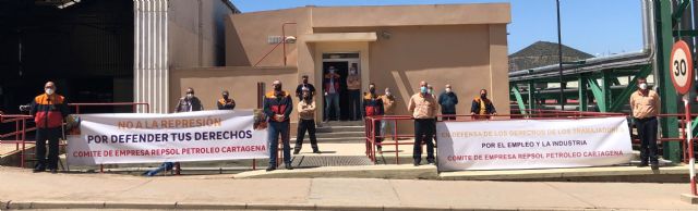Los trabajadores de Repsol Petróleo muestran su rechazo a la política laboral de la compañía - 2, Foto 2