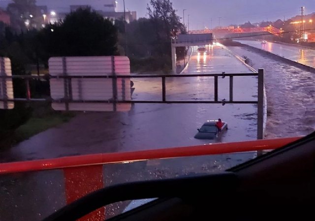 La descomunal tormenta de Valencia: calles inundadas y coches atrapados - 1, Foto 1