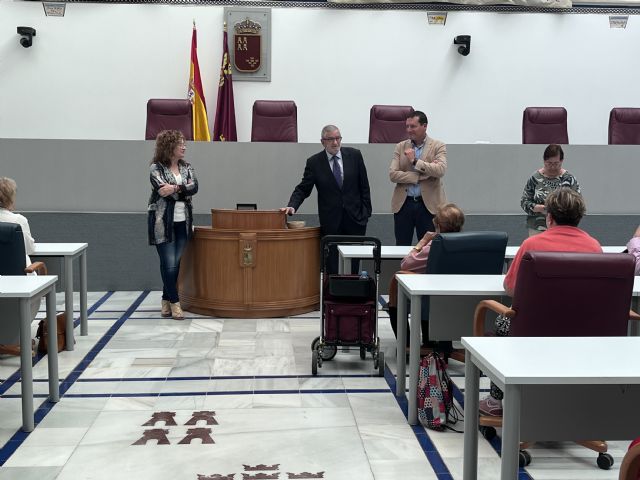 La Asociación de Amas de Casa, Consumidores y Usuarios de Totana visita la Asamblea Regional, Foto 2