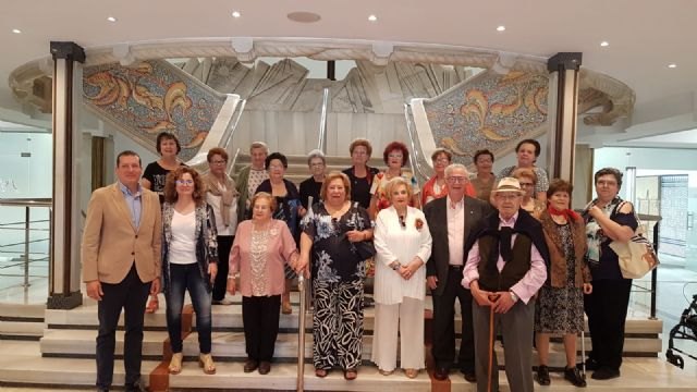 La Asociación de Amas de Casa, Consumidores y Usuarios de Totana visita la Asamblea Regional, Foto 1
