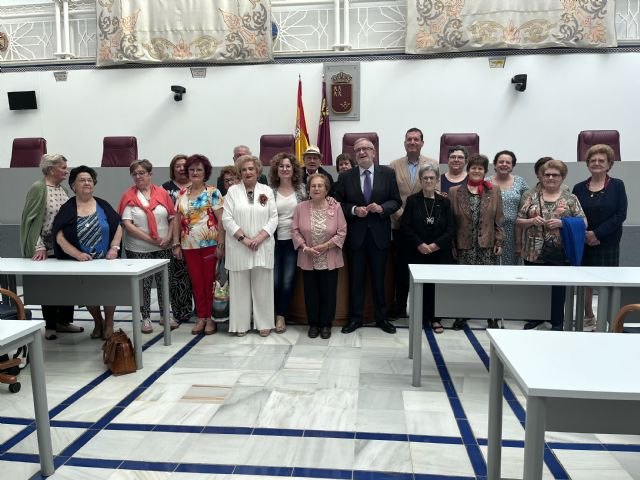 La Asociación de Amas de Casa, Consumidores y Usuarios de Totana visita la Asamblea Regional, Foto 3