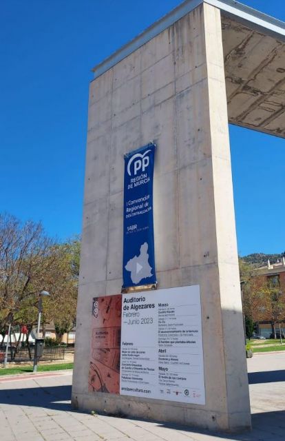 El PSOE denuncia al PP ante la Junta Electoral por la colocación de un cartel publicitario en el auditorio de Algezares - 1, Foto 1