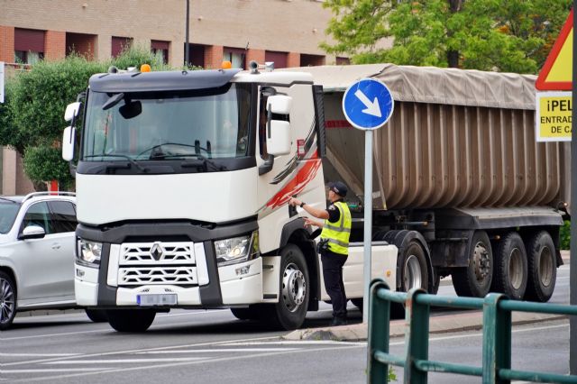 El Ayuntamiento de Santomera pone fin al paso de camiones en la Poeta Julián Andúgar y reclama la circunvalación - 2, Foto 2