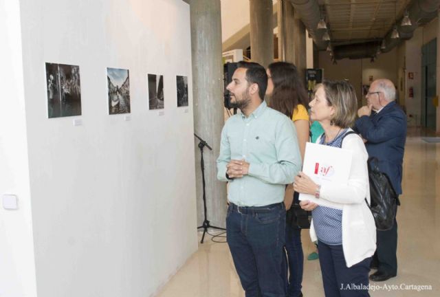 El Luzzy inaugura una exposición fotográfica y un ciclo de mesas de debate sobre el Cambio Climático - 1, Foto 1