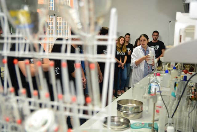 La UPCT conciencia a estudiantes de instituto sobre las basuras marinas y les enseña a reutilizar el plástico - 3, Foto 3