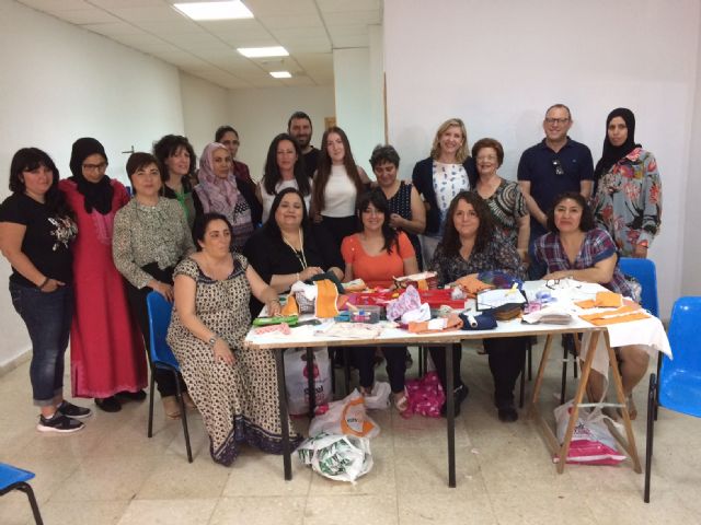 12 personas con dificultades de inserción laboral participan en un taller de costura y atención al cliente organizado por el Ayuntamiento de Molina de Segura y la Asociación Proyecto Abraham - 1, Foto 1