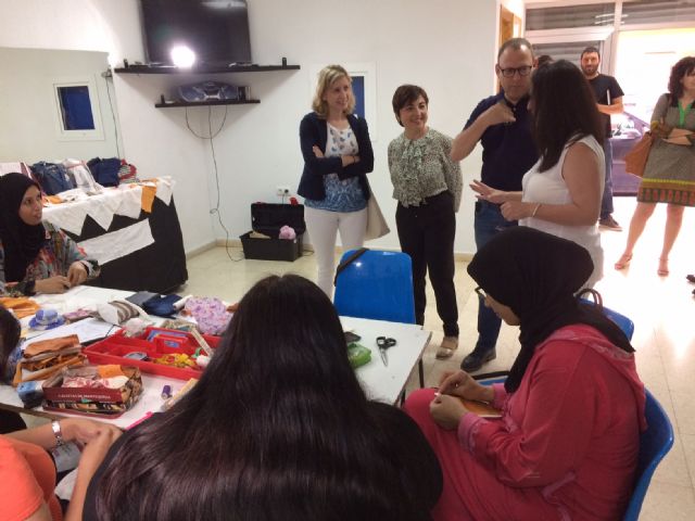 12 personas con dificultades de inserción laboral participan en un taller de costura y atención al cliente organizado por el Ayuntamiento de Molina de Segura y la Asociación Proyecto Abraham - 3, Foto 3
