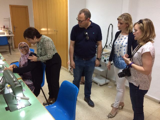12 personas con dificultades de inserción laboral participan en un taller de costura y atención al cliente organizado por el Ayuntamiento de Molina de Segura y la Asociación Proyecto Abraham - 4, Foto 4
