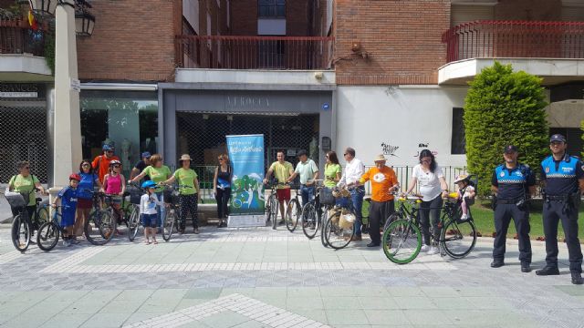 Lorca celebró el Día Mundial de la Bicicleta con un ciclopaseo por las principales calles de la ciudad en el que participaron decenas de personas - 1, Foto 1