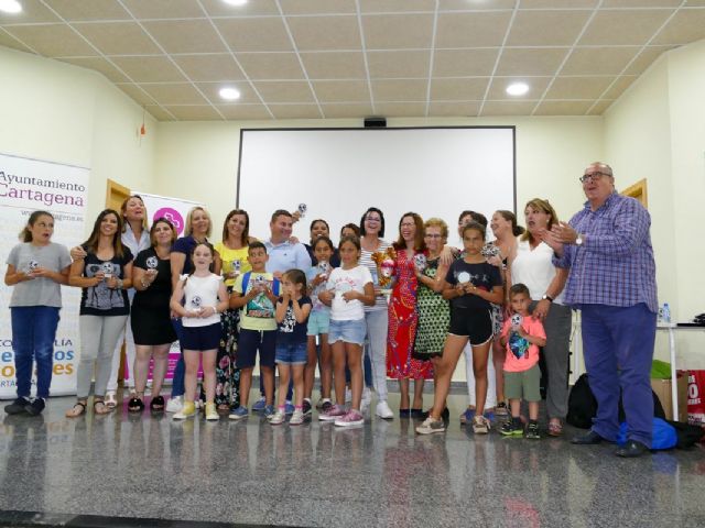 Los vecinos de Villalba recogen los diplomas de las acciones formativas del Proyecto ´Seguimos Caminando´ - 1, Foto 1