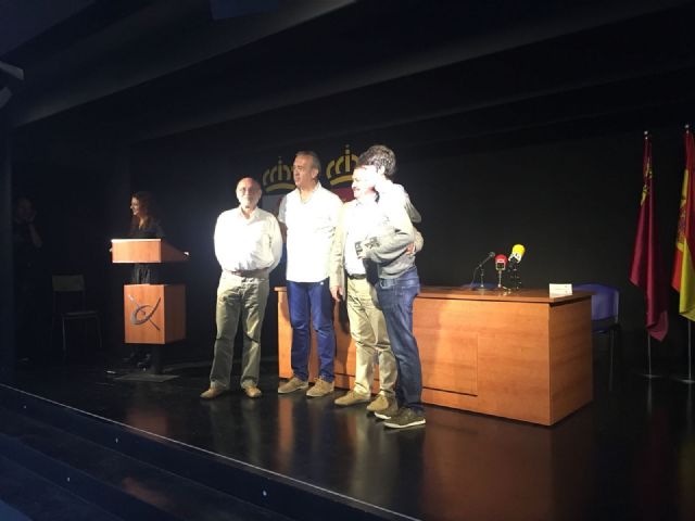 El alcalde asiste al acto de entrega de premios que Cruz Roja otorga a alumnos del IES Juan de la Cierva, Foto 6