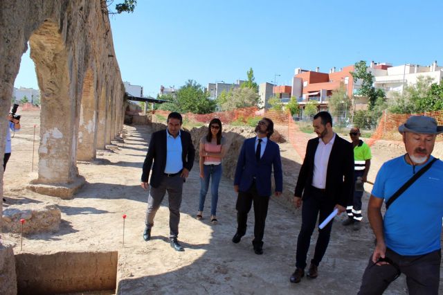 Las obras del entorno del Museo de la Huerta, con las excavaciones del Acueducto de la Noria , reciben la visita del consejero de Presidencia en funciones, Pedro Rivera - 1, Foto 1