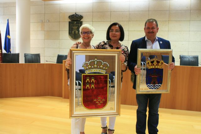 El Ayuntamiento de Totana agradece a Isabel López Navarro la donación de dos espejos pintados tras la exposición que efectuó el pasado año en la sala de exposiciones 
