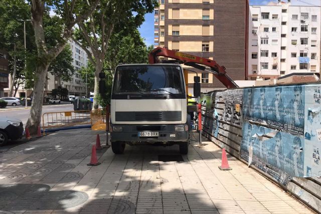 El Ayuntamiento retira el agua estancada en un solar del Paseo Alfonso XIII - 1, Foto 1