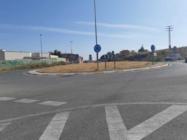 Realizan trabajos de desbroce en las rotondas de la Circunvalación Norte y otras zonas anexas en los accesos a Totana, Foto 2