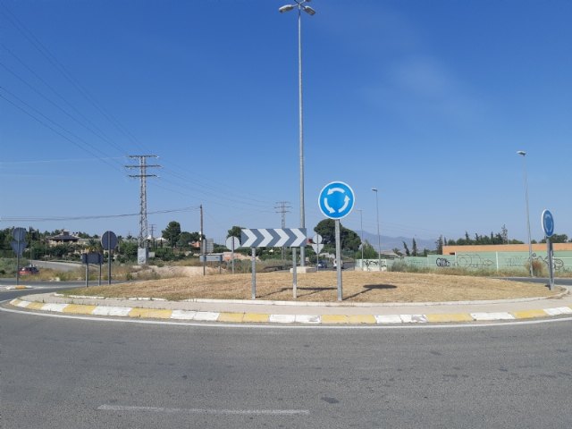 Realizan trabajos de desbroce en las rotondas de la Circunvalación Norte y otras zonas anexas en los accesos a Totana, Foto 3