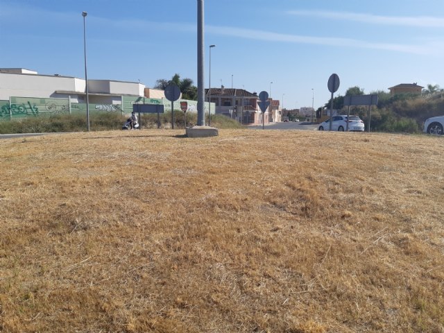 They carry out clearing works in the roundabouts of the North Ring Road and other annexed areas at the entrances to Totana, Foto 4