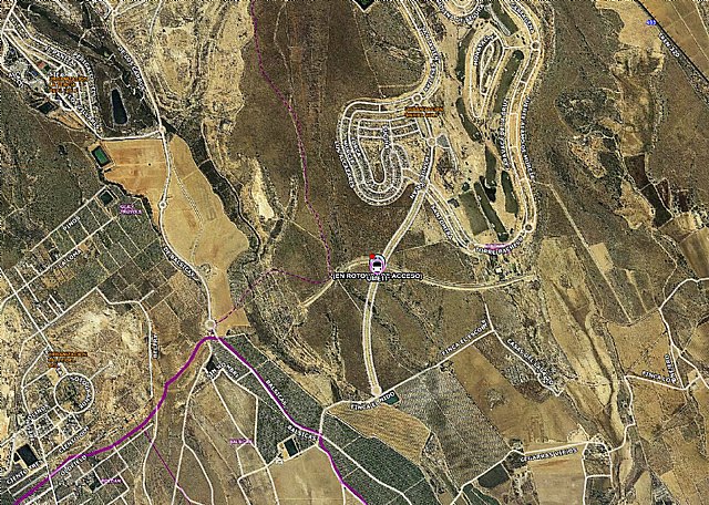 Motorista herido grave tras accidente sufrido en la rotonda de entrada a la Urbanización Sierra Golf - 1, Foto 1