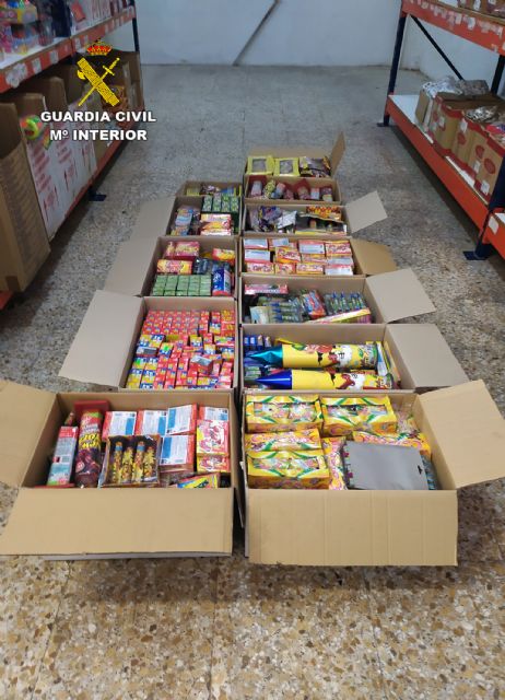 La Guardia Civil interviene más de 25.000 artículos pirotécnicos en un establecimiento comercial - 1, Foto 1