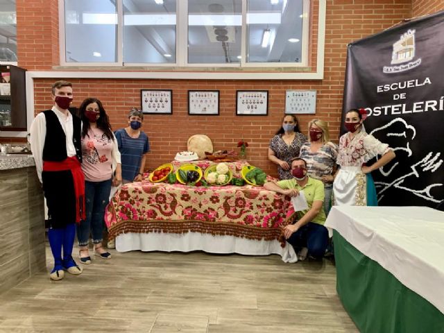 El Grupo Coros y Danzas Virgen de las Huertas y la Escuela de Hostelería y Turismo del IES San Juan Bosco se unen para promocionar la gastronomía lorquina - 2, Foto 2