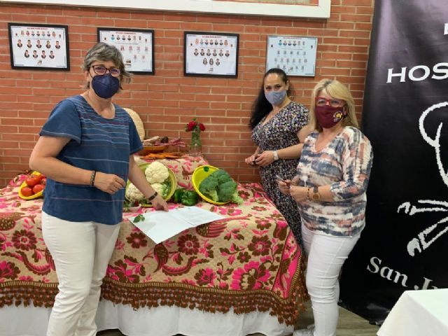 El Grupo Coros y Danzas Virgen de las Huertas y la Escuela de Hostelería y Turismo del IES San Juan Bosco se unen para promocionar la gastronomía lorquina - 3, Foto 3