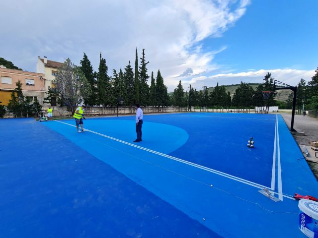 El Ayuntamiento de Caravaca arregla la pista del colegio El Salvador, sumándose a las renovaciones realizadas en las instalaciones deportivas de Cervantes y La Candelaria de Barranda - 1, Foto 1