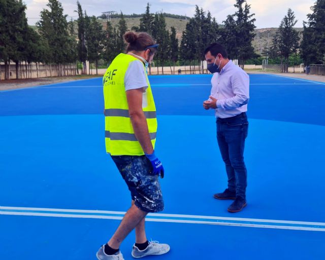 El Ayuntamiento de Caravaca arregla la pista del colegio El Salvador, sumándose a las renovaciones realizadas en las instalaciones deportivas de Cervantes y La Candelaria de Barranda - 2, Foto 2