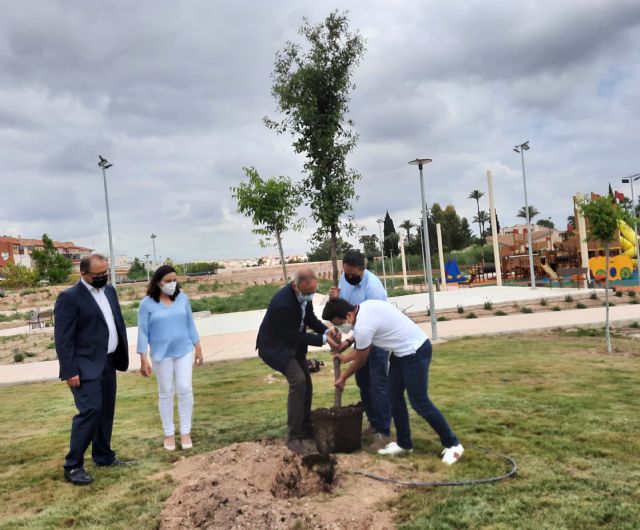 Alcantarilla se suma a la campaña Un árbol por Europa con la plantación de una encina en el Parque del Acueducto - 1, Foto 1