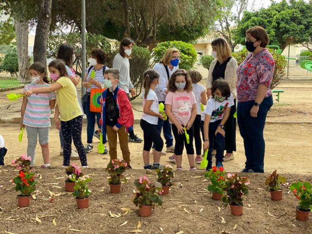 Escolares de Dolores de Pacheco celebran el Día Mundial del Medio Ambiente con una plantación - 2, Foto 2