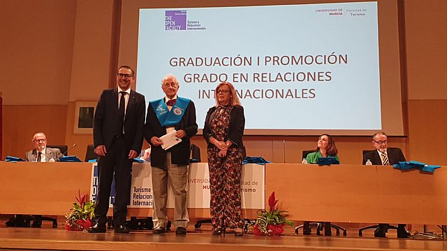 El diplomático Inocencio Arias, apadrina la primera promoción de graduados en Relaciones Internacionales de la Región de Murcia - 1, Foto 1