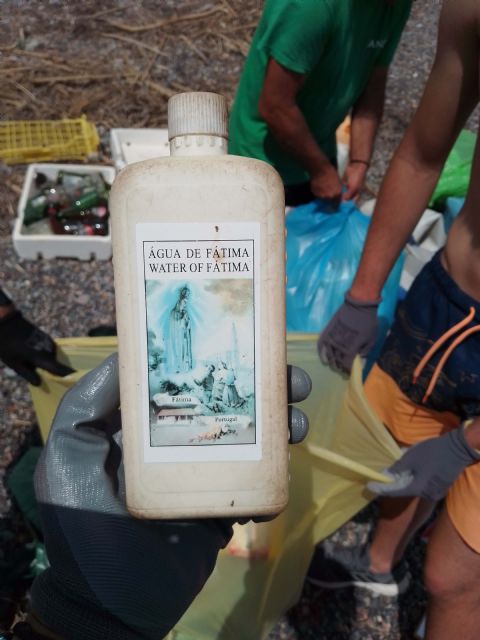 Un camión de basura, y agua milagrosa de Fátima, resultado de la limpieza de Cala Salitrona - 1, Foto 1
