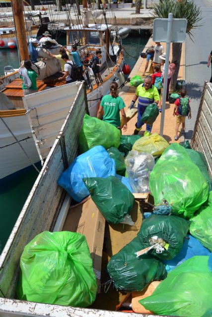 Un camión de basura, y agua milagrosa de Fátima, resultado de la limpieza de Cala Salitrona - 2, Foto 2