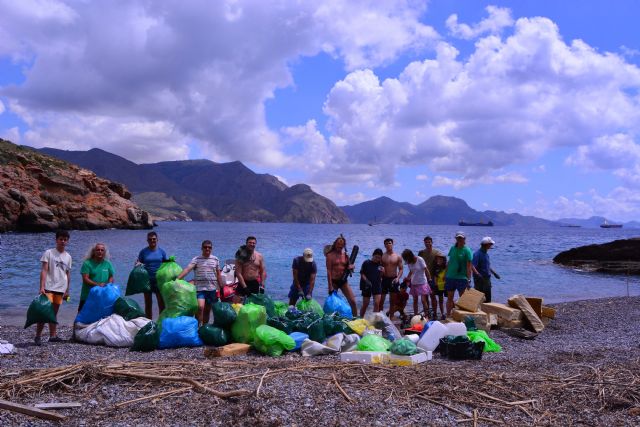 Un camión de basura, y agua milagrosa de Fátima, resultado de la limpieza de Cala Salitrona - 3, Foto 3