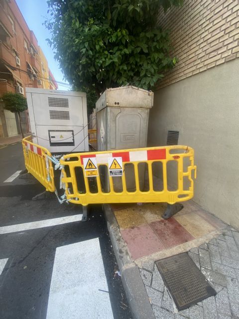 Lara Hernández denuncia la dejadez intolerable del ayuntamiento tras casi un año de convivencia vecinal con un generador y un depósito de combustible en la calle Salzillo - 3, Foto 3