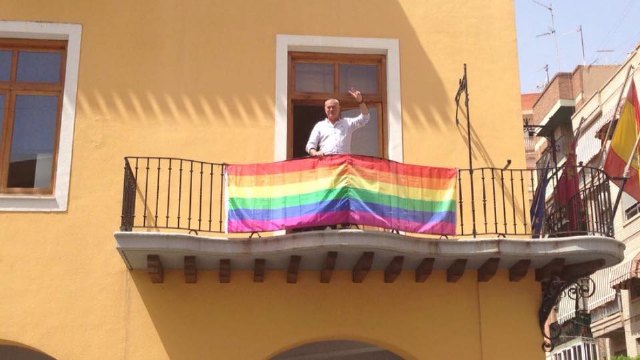 El Ayuntamiento de Alcantarilla muestra por primera vez en su historia la bandera arco iris en el balcón Consistorial desde el día 1 de Julio. - 1, Foto 1