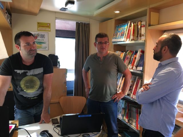 El Bibliobús inicia temporada en Santiago de la Ribera donde volverá cada martes de julio y agosto - 1, Foto 1