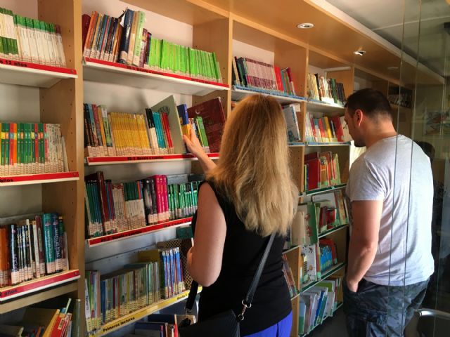 El Bibliobús inicia temporada en Santiago de la Ribera donde volverá cada martes de julio y agosto - 3, Foto 3