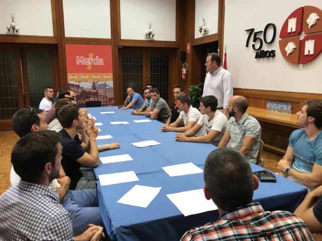 Guillén se reúne con un grupo de opositores a bomberos que presentará reclamaciones ante el tribunal de las pruebas - 1, Foto 1