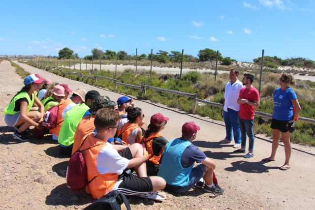 San Pedro del Pinatar celebra un campo de trabajo medioambiental en torno al Parque Natural de las Salinas de San Pedro con jóvenes voluntarios/as de toda España - 1, Foto 1