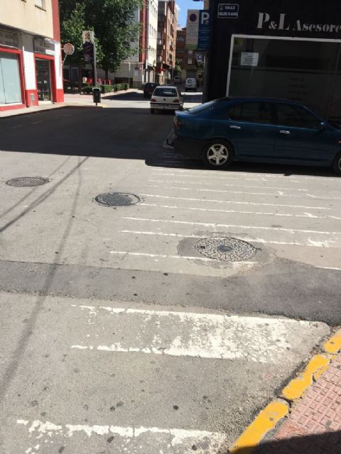La falta de mantenimiento y el abandono llenan de baches y pasos de cebra sin pintar las calles de Caravaca y sus pedanías - 2, Foto 2