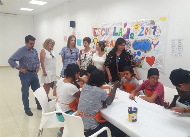 25 menores participan en una escuela de verano en el centro vecinal del barrio del Carmen - 1, Foto 1