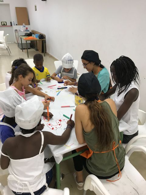 25 menores participan en una escuela de verano en el centro vecinal del barrio del Carmen - 2, Foto 2