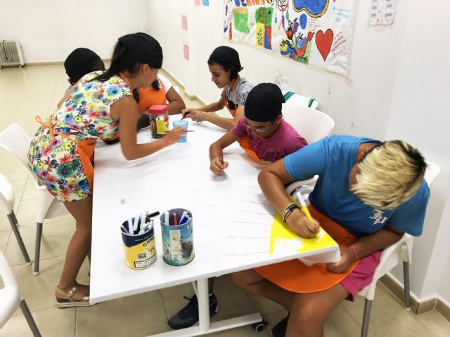 25 menores participan en una escuela de verano en el centro vecinal del barrio del Carmen - 3, Foto 3