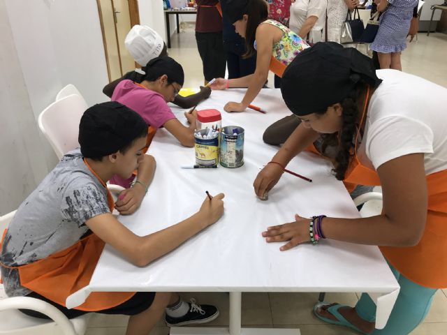 25 menores participan en una escuela de verano en el centro vecinal del barrio del Carmen - 4, Foto 4