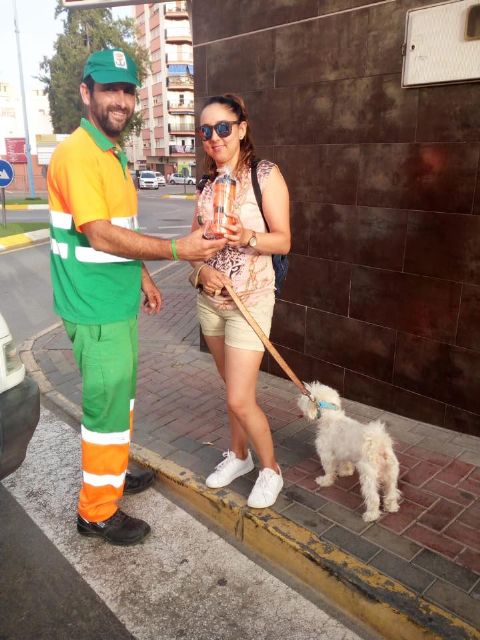 Prosigue la campaña de reparto de botellines de agua y vinagre para acabar con las manchas provocadas por las micciones de las mascotas - 1, Foto 1